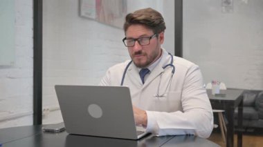 Klinikteki Kamerada Gülümseyen Orta yaşlı Doktor