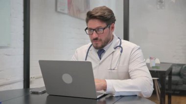 Orta Çağ Doktorunun Hastayı Reddetmesinden Hoşnut Değil