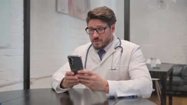 Klinikte Orta Çağ Doktorundan Online Video Sohbeti