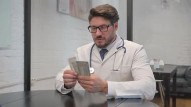 Klinikte Orta Çağ Doktoru Para Sayıyor