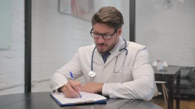 Orta Çağ Doktoru Tıbbi Rapor Yazıyor