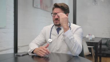 Klinikte Baş Ağrısı Olan Orta Çağ Doktoru