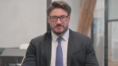 Orta Çağ İşadamı ve Davetkar Hareketli Portresi