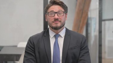 Kendinden emin orta yaşlı iş adamının portresi, evet.