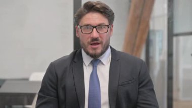 Orta Çağ İşadamı 'nın Zaferin tadını Çıkarırken Portresi