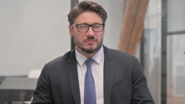 Orta Çağ İşadamı 'nın Gizli Dinlemeye Çalışan Portresi