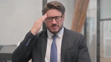 baş ağrısı ile orta yaşlı işadamı portresi