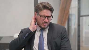 Boyun Ağrısı Olan Orta Çağ İşadamı Portresi