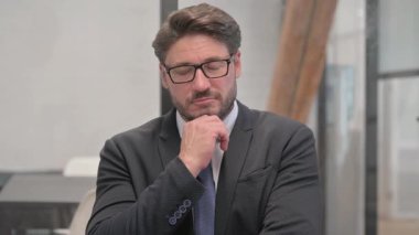 Uyuyan Orta Yaşlı İşadamı Portresi