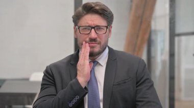 Diş Ağrısı Olan Orta Çağ İşadamı Portresi