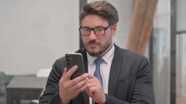 Telefon kullanan Orta Çağ İşadamı Portresi