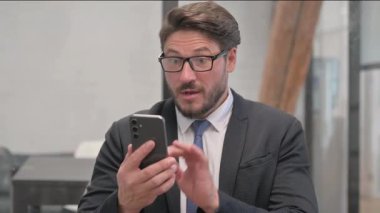 Çevrimiçi Başarı İçin Heyecanlı Orta Çağ İşadamı Portresi