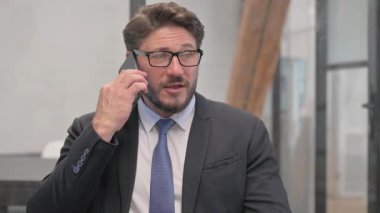 Orta Çağ İşadamı 'nın Telefonda Konuşan Portresi