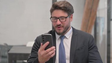 Orta Çağ İşadamı Telefonda Video Sohbeti Yaparken Portresi