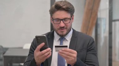 Orta Çağ İşadamı İnternet 'ten Alış veriş yapıyor.