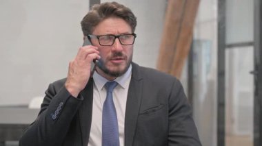 Kızgın Orta Çağ İşadamı Portresi Telefonda konuşuyor