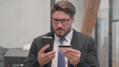 Çevrimiçi Alışveriş Hattı Orta Çağ İşadamı Üzgündü