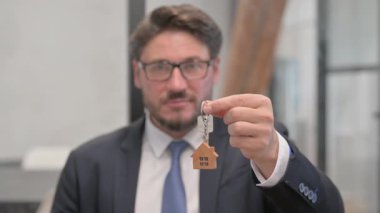 Ev Anahtarlarını Gösteren İşadamı 'nın Kapanışı