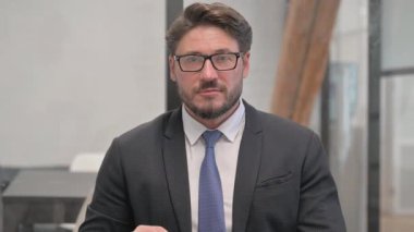 Ev Anahtarlarını Gösteren Orta Çağ İşadamı Portresi