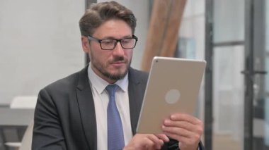 Dijital Tablet kullanan Orta Çağ İşadamı Portresi