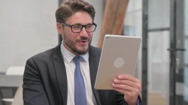 Tablet ile Video Sohbeti Yapan Orta Çağ İşadamının Portresi