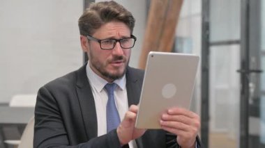 Tablet Ticaretini Kutlayan Orta Çağ İşadamı Portresi