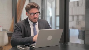 Düşünceli Yetişkin İş Adamı Çalışma Alanında Beyin Fırtınası