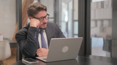 Yetişkin İş Adamı Dizüstü bilgisayarın önünde Uyuyor