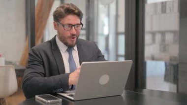 Konuşan Yetişkin İş Adamı Laptop 'ta Video Sohbeti Yapıyor