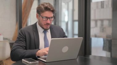 Olgun Yetişkin İş Adamı Bilgisayarda Çevrimiçi Oluşuma Tepki Veriyor