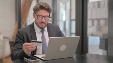 Olgun Yetişkin İşadamı Bilgisayarda Çevrimiçi Bankacılık Başarısızlığına Tepki Veriyor