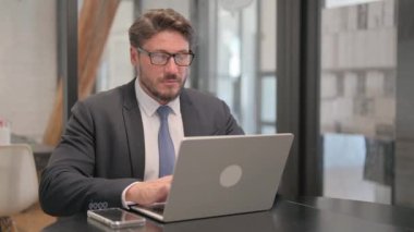 Yetişkin İş Adamı Ofisteki Kameraya Bakıyor