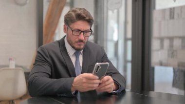 Yetişkin İş Adamı Smartphone 'da İnternet Taraması