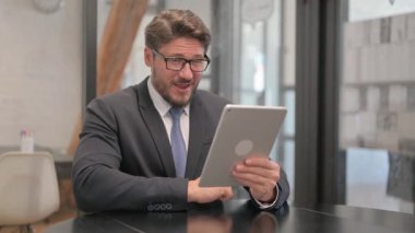 Yetişkin İş Adamı Video Sohbeti için Dijital Tablet Kullanıyor