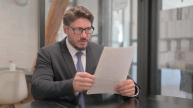 Yetişkin İş Adamı Çalışan Belgeleri Okuyor