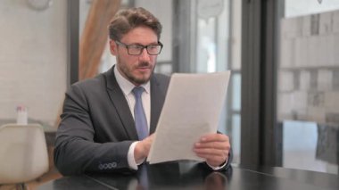 Yetişkin İş Adamı Başarılı İş Raporunu Kutluyor