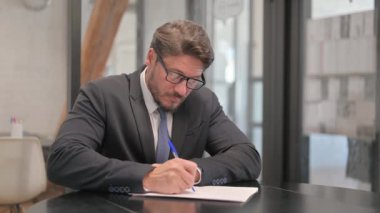 Yetişkin İş Adamı Bir İş Mektubu Yazıyor