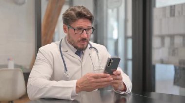 Klinikte Genç Doktor 'un Online Video Sohbeti