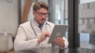 Dijital Tablet 'te Genç Doktor' un Çevrimiçi Video Sohbeti