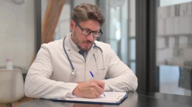 Genç Doktor 'un Tıbbi Raporu Yazılıyor