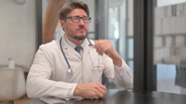 Klinikte otururken Genç Doktor Beyin Fırtınası