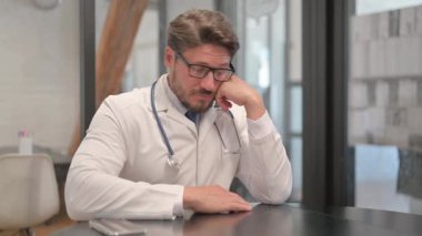 Genç Doktor Klinikte otururken Uyuyor