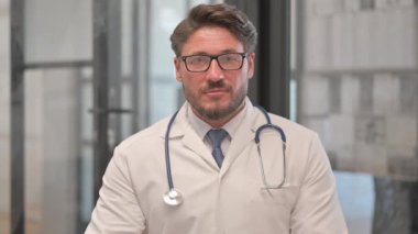 Orta Çağ Doktorunun Başparmakları Kalkık Portresi