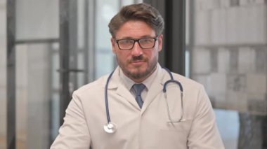 Orta Çağ Doktorunun Portresi Kamerayı Gösteriyor