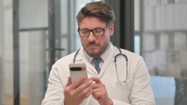 Smartphone kullanan Orta Çağ Doktorunun Portresi