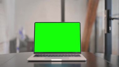 Ofisteki Masada Yeşil Ekranlı Laptop