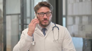 Orta Çağ Doktorunun Telefonda Konuşan Portresi