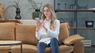 Genç Kadın İnternet 'e Evde Telefonla Bakıyor