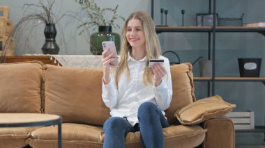 Evdeki Koltukta Otururken Genç Kadın tarafından Çevrimiçi Bankacılık