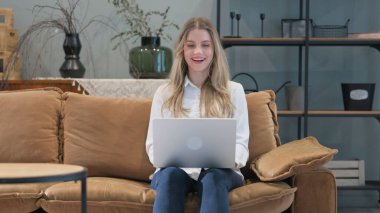 Evde Dizüstü bilgisayarda Başarı Kutlaması Genç Kadın